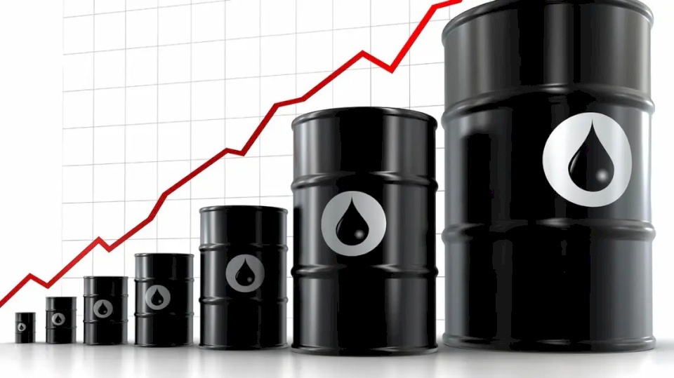 ارتفاع أسعار النفط مع تراجع الدولار وزيادة المعروض