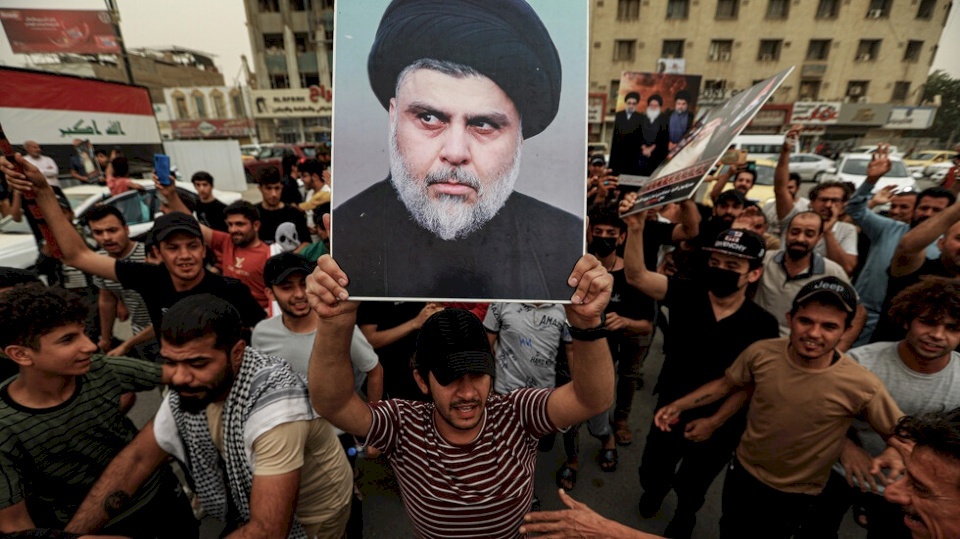 الصدر يدعو أتباعه الذين اقتحموا البرلمان إلى الانسحاب: عودوا لمنازلكم سالمين