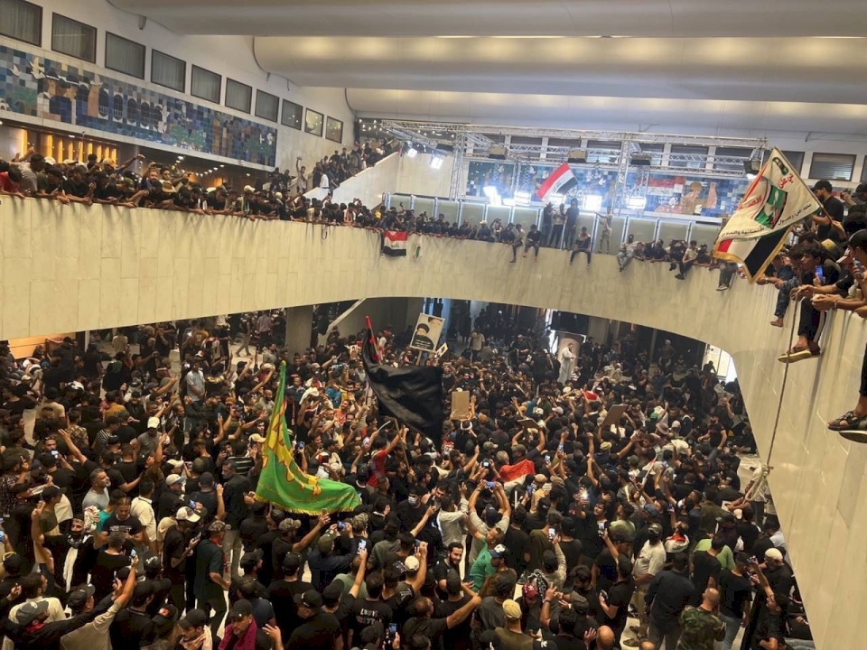 متظاهرون عراقيون يقتحمون مبنى البرلمان في المنطقة الخضراء ببغداد