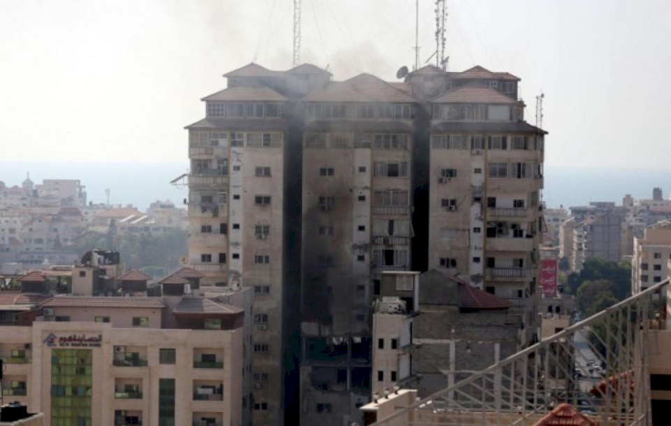 كم عدد القنابل التي استهدفت برج فلسطين لاغتيال القيادي تيسر الجعبري؟