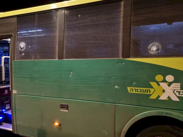 الاحتلال يزعم اعتقال اثنين من مطلقي النار على حافلة المستوطنين بسلواد