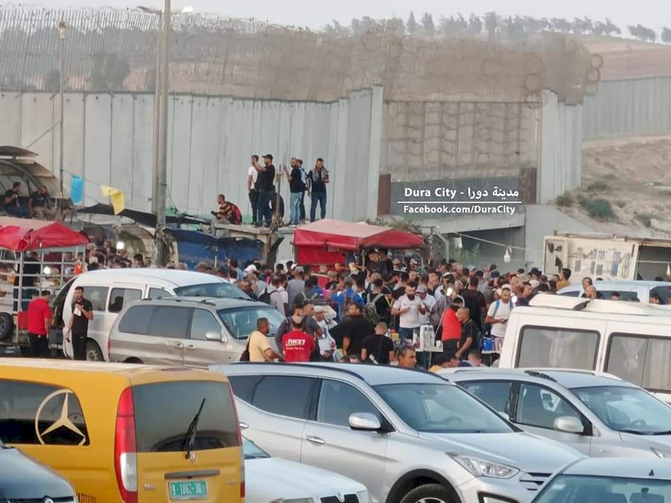 آلاف العمال يحتجون عند حواجز الاحتلال رفضا لقرار تحويل رواتبهم للبنوك