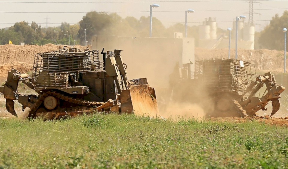 آليات الاحتلال تتوغل شمال قطاع غزة وسط أعمال تجريف  