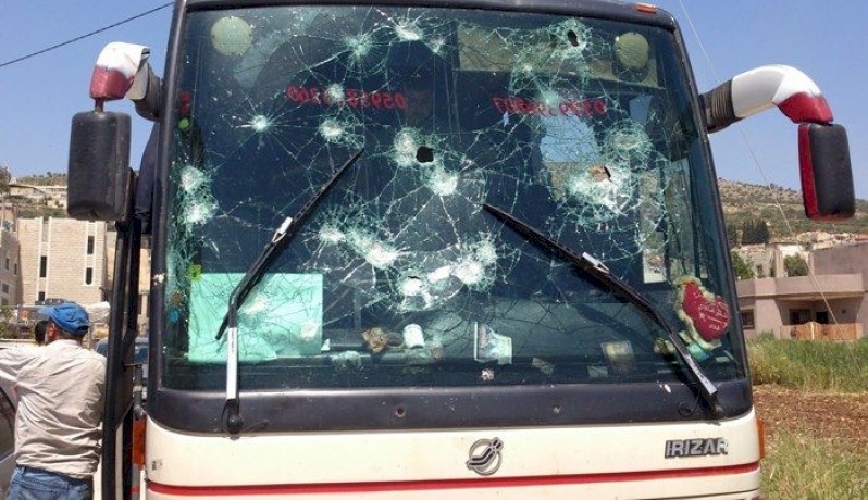 إصابة مستوطن بعد رشق مركبته بالحجارة على طريق "غوش عتصيون"