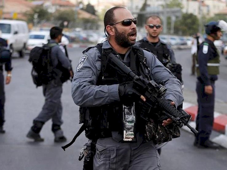 الاحتلال يزعم اعتقال فلسطيني من نابلس بحوزته أسلحة في يافا (فيديو وصور)