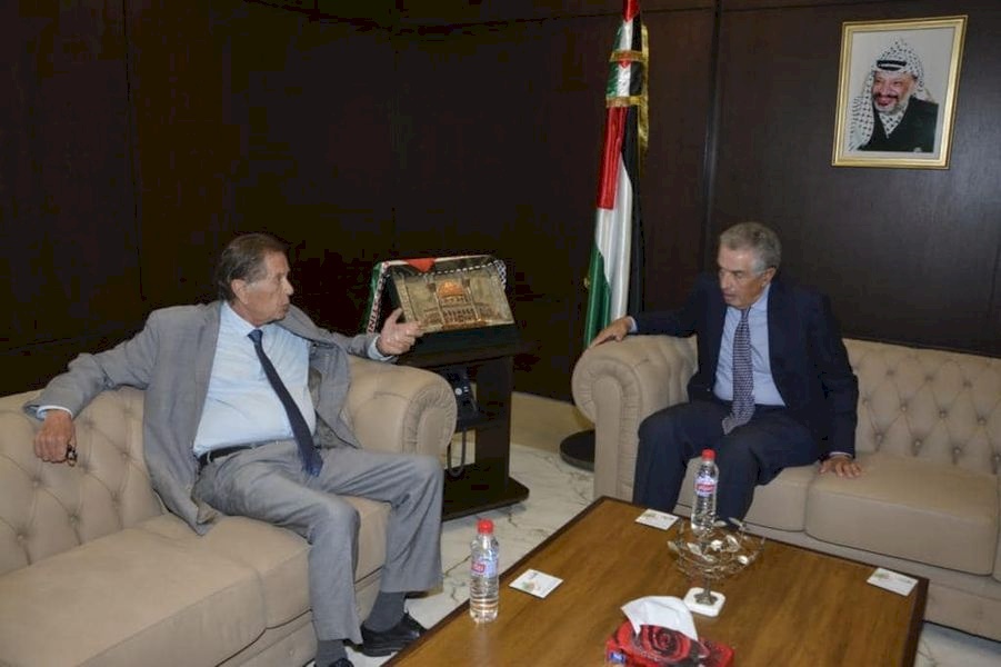 سفير فلسطين في تونس يبحث التعاون بين رجال الأعمال الفلسطينيين والتونسيين