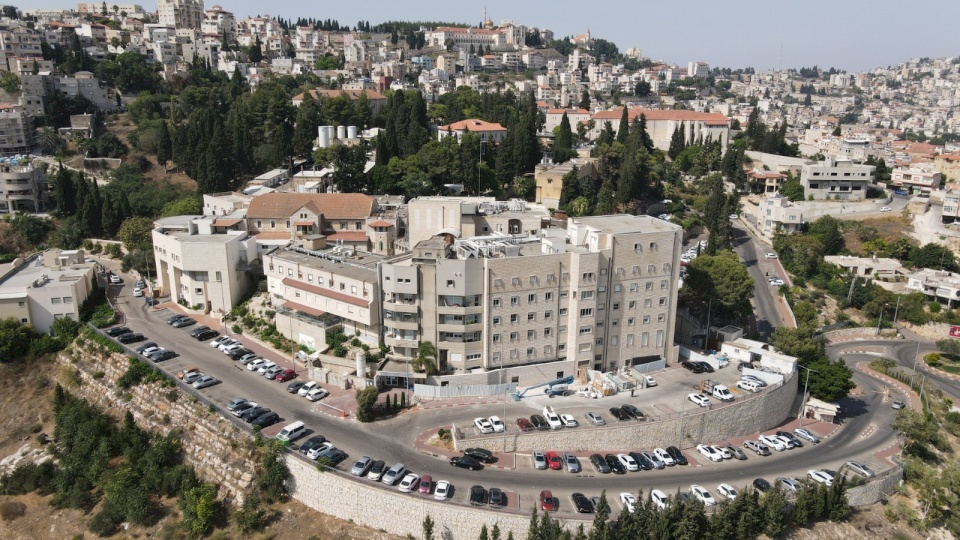الناصرة: اغلاق شارع رئيسي احتجاجا على عدم تحويل ميزانيات للمستشفى الإنجليزي