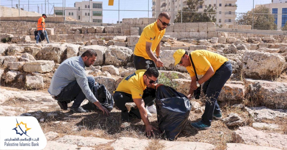 البنك الإسلامي الفلسطيني يشارك في فعاليات حملة يوم النظافة العالمي في الخليل