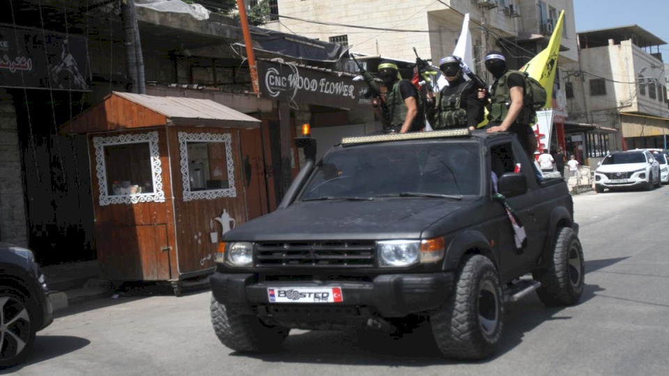 "عرين الأسود" تعلن عن استهداف حاجز إسرائيلي ومستوطنة قرب نابلس 