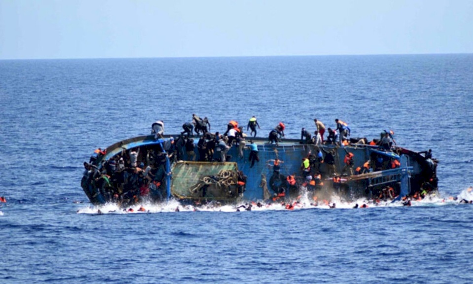 ارتفاع ضحايا غرق قارب للمهاجرين قرب سوريا الى 53 وفاة