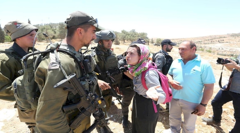 الاحتلال يمنع فلسطينيين ونشطاء من مساندة أهالي قرية التوانة