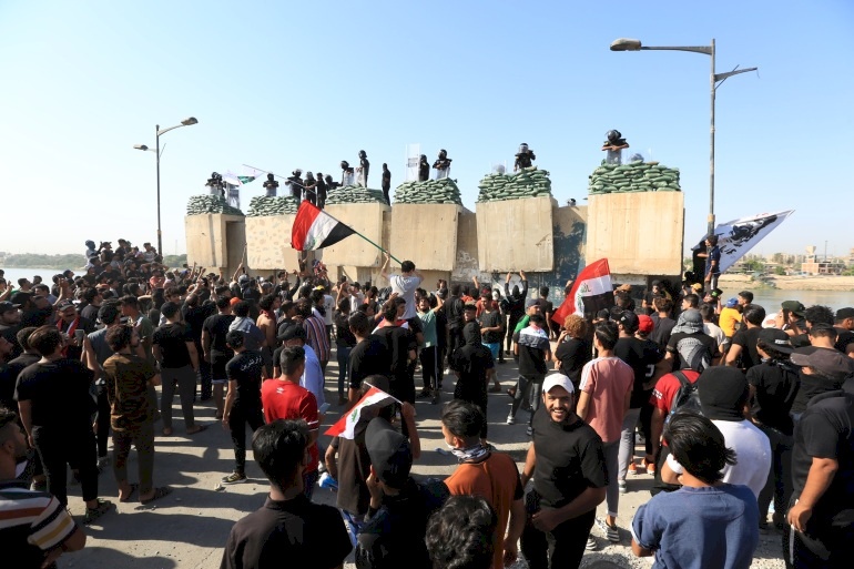 تظاهرات في بغداد وقوات الأمن العراقية تغلق الجسور