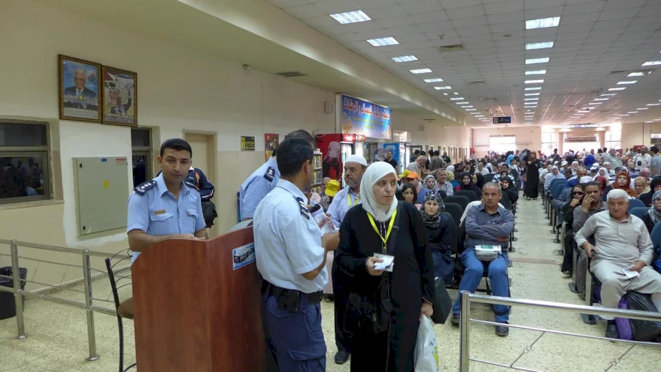 3200 شخص تنقلوا عبر معبر الكرامة بعد إعادة فتحه