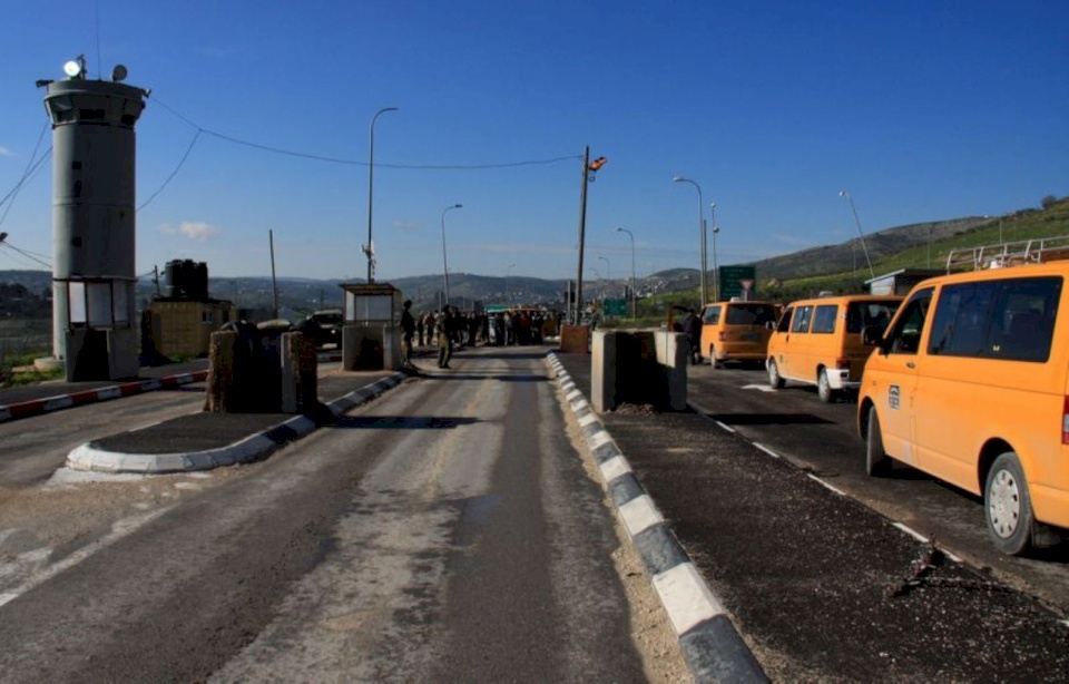  الاحتلال يواصل تشديد اجراءاته على حاجز حوارة جنوب نابلس 