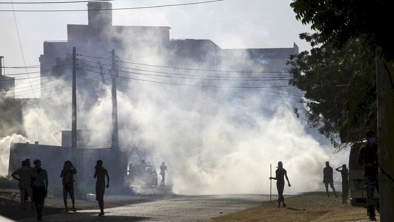 الشرطة السودانية تستخدم الغاز المسيل للدموع لتفريق آلاف المتظاهرين