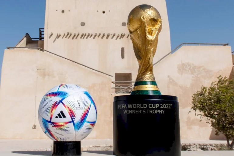 فيديو- قطر: القبض على مشجع مكسيكي يهرب خموراً بطريقة غريبة