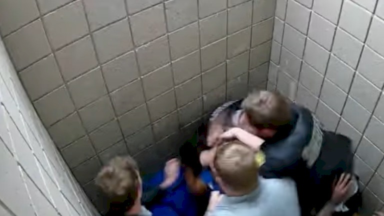 فيديو- عناصر شرطة أمريكية يضربون سجينا بوحشية