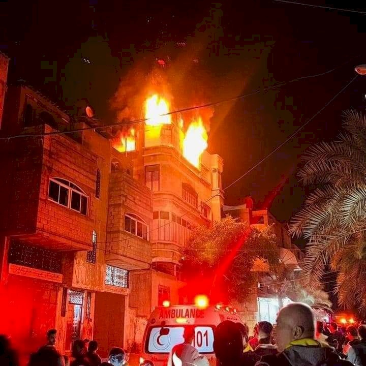 عشرات القتلى والمصابين في حريق ببناية سكنية شمال غزة (فيديو)