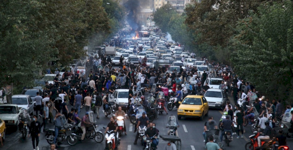 إيران تُغلق "شرطة الأخلاق".. والسلطات تبدأ بمراجعة قانون الحجاب الإلزامي