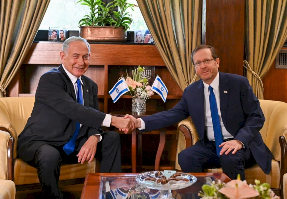 نتنياهو يتقدم بطلب العفو من الرئيس الإسرائيلي