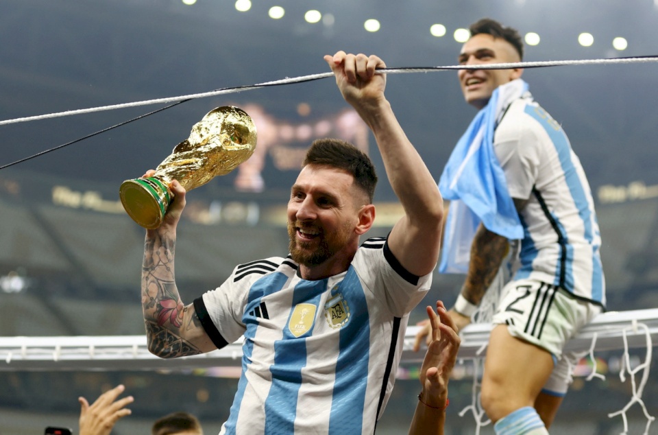 مصنوعة من الذهب الخالص .. ما هي مواصفات كأس العالم التي فازت بها الأرجنتين؟