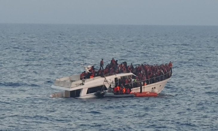 انتشال جثتين وإنقاذ أكثر من 200 مهاجر بعد غرق مركب قبالة شمال لبنان