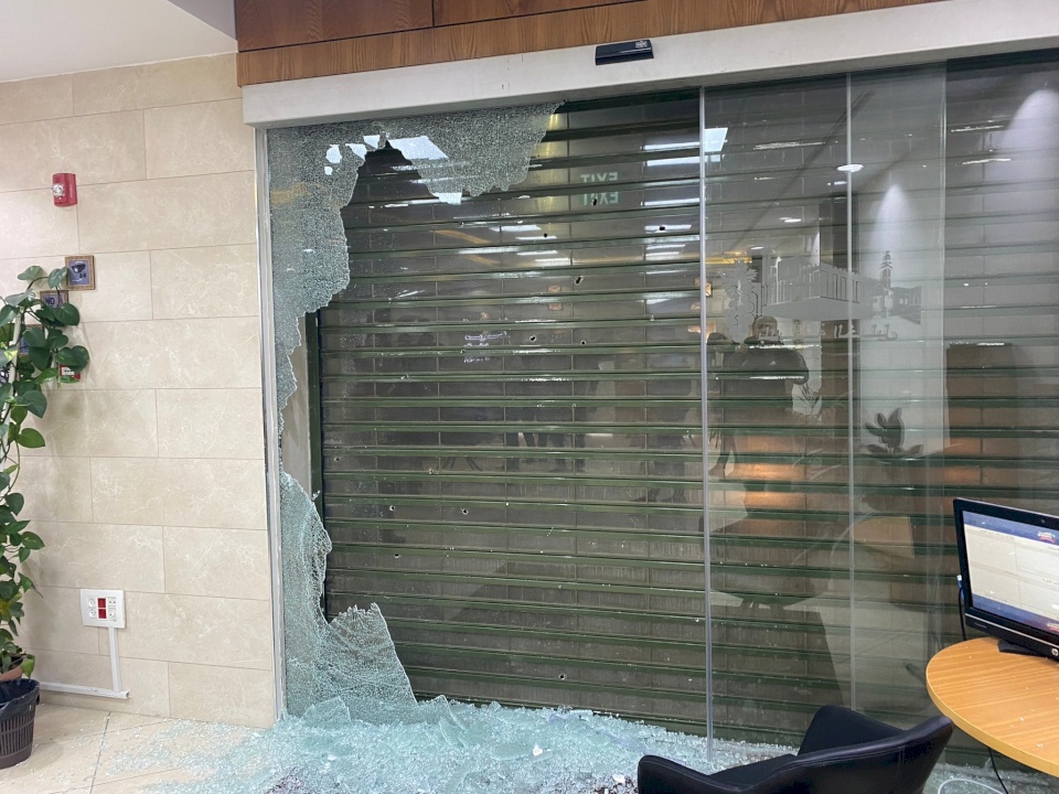 مجهولون يطلقون النار على مبنى بلدية الخليل (صور) 