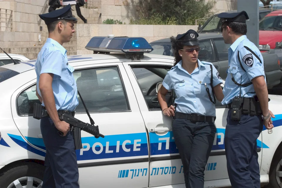 شرطة الاحتلال تعتدي على طفل في بيرزيت وتستولي على دراجته