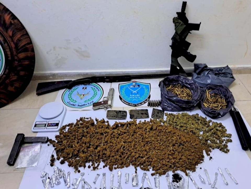 الشرطة تضبط مخدرات وأسلحة في طولكرم (صور)