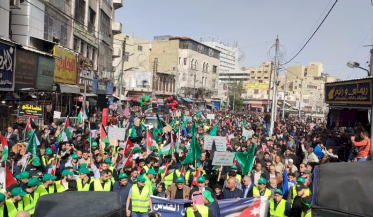 مسيرات حاشدة في فلسطين والأردن تنديدًا بالجرائم الإسرائيلية