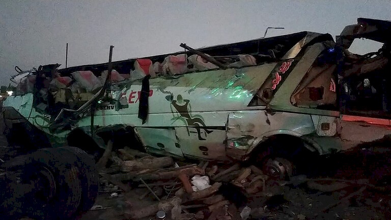 40 قتيلا بحادث حافلة في باكستان