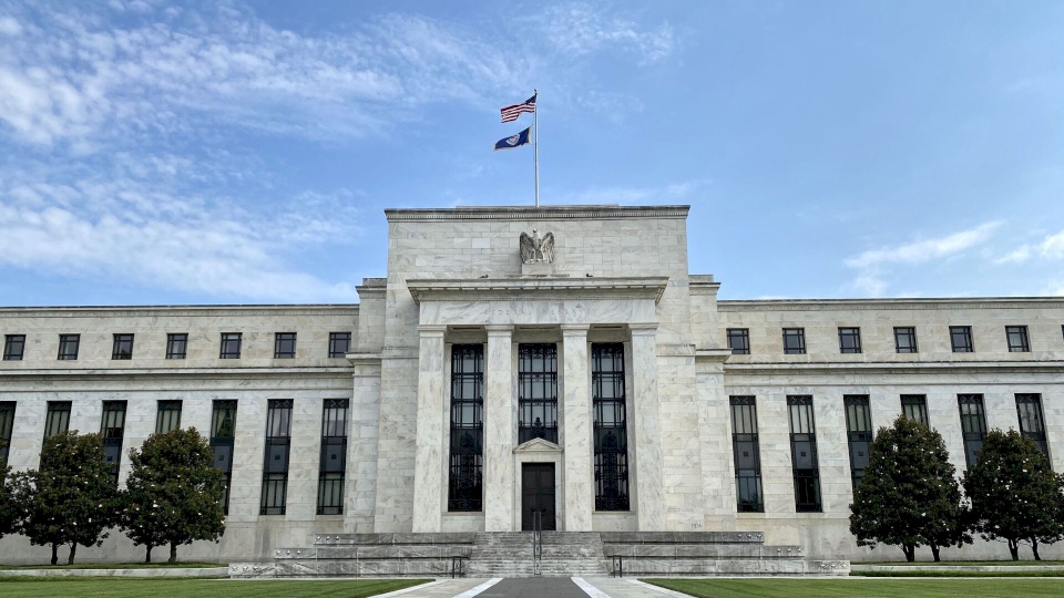 مسؤول بالفيدرالي: أسعار الفائدة يجب أن تظل مرتفعة لفترة طويلة