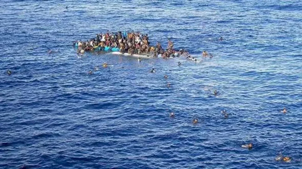 "الخارجية": نتابع مأساة غرق القارب قبالة السواحل الإيطالية 