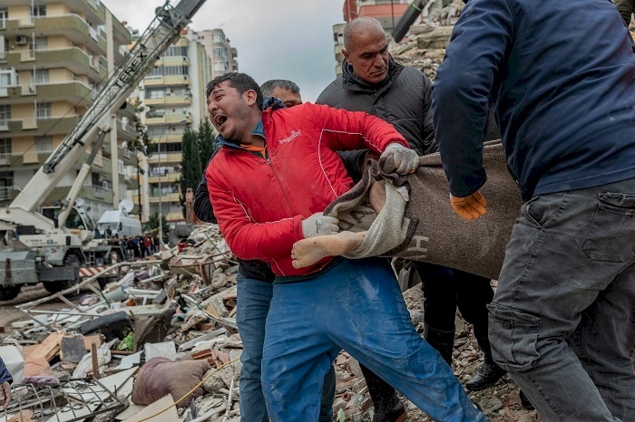 4885 قتيلاً و19 ألف جريح في تركيا وسوريا بعد الزلزال المدمر