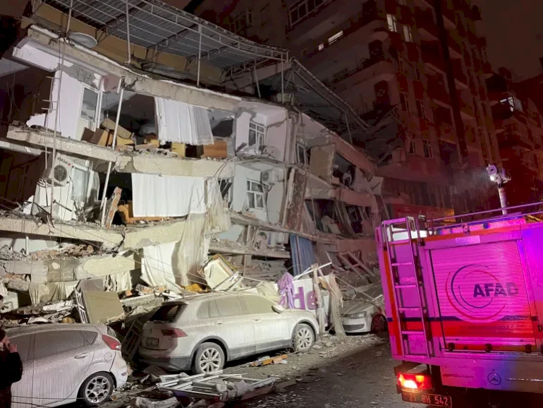 قتلى وجرحى وانهيار مبانٍ في سوريا وتركيا جراء زلزال بقوة 7.4 درجات