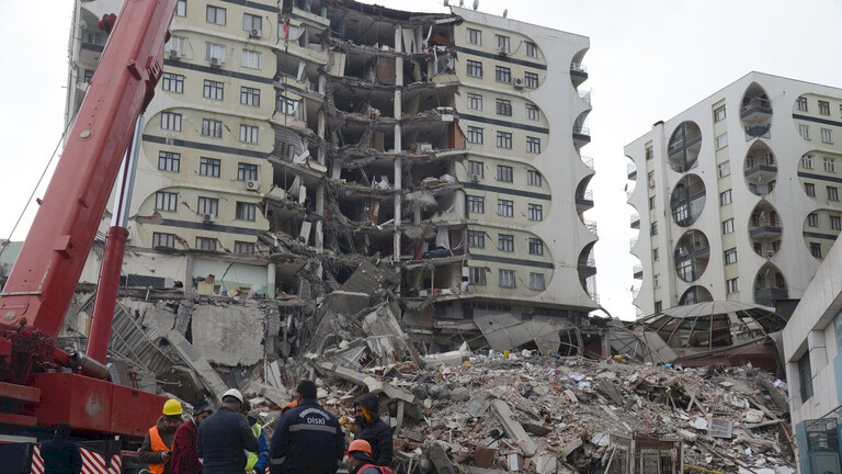 ارتفاع حصيلة ضحايا زلزال تركيا المدمر إلى 3549 قتيلا 22168 جريحا