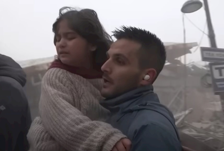 فيديو لمراسل تركي يتخلى عن البث المباشر لينقذ طفلة أثناء حدوث الزلزال