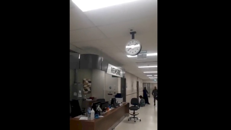 فيديو- سيدة تكمل صلاتها أثناء الزلزال في مشفى هاتاي التركية 