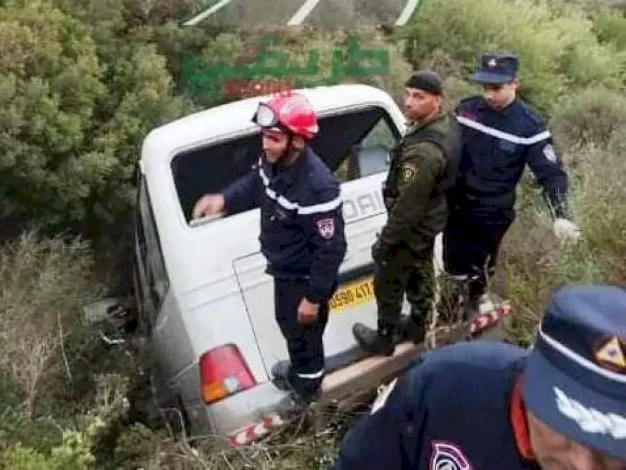 الجزائر: مصرع 10 أشخاص و25 جريحاً بسقوط حافلة