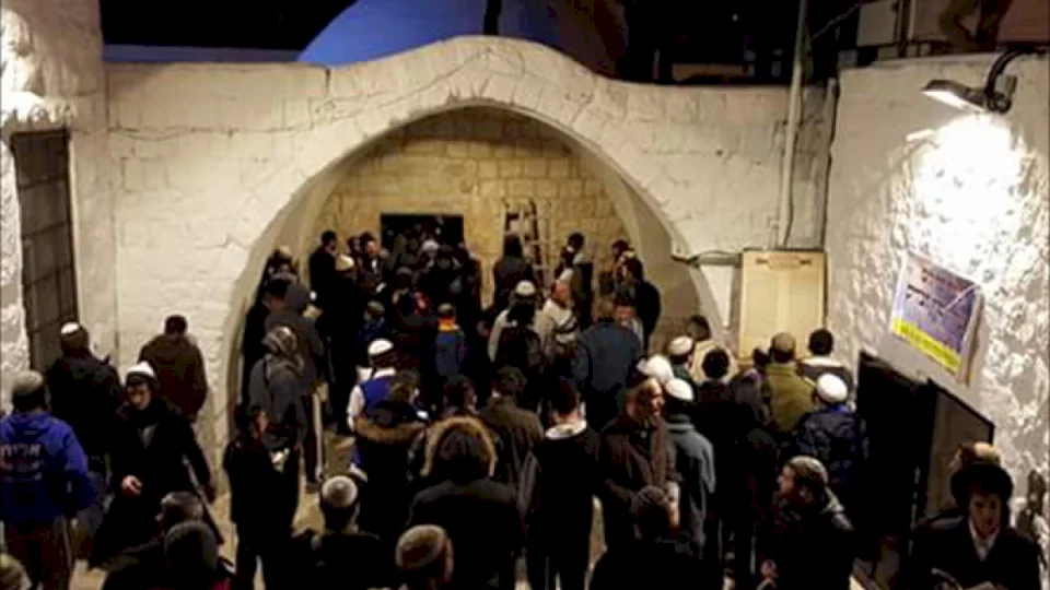 مئات المستوطنين يقتحمون قبر يوسف في نابلس (فيديو)