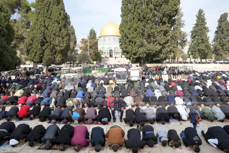 70,000 Perform Friday Prayer at Al-Aqsa Mosque