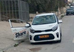فيديو|| شبان من نابلس يهاجمون مركبة ظنًا منهم أنها إسرائيلية