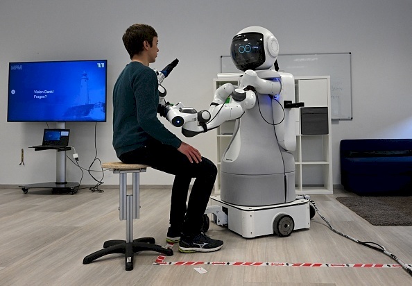 روبوتات توفّر رعاية للمسنّين في ظل نقص العاملين الصحيين في ألمانيا