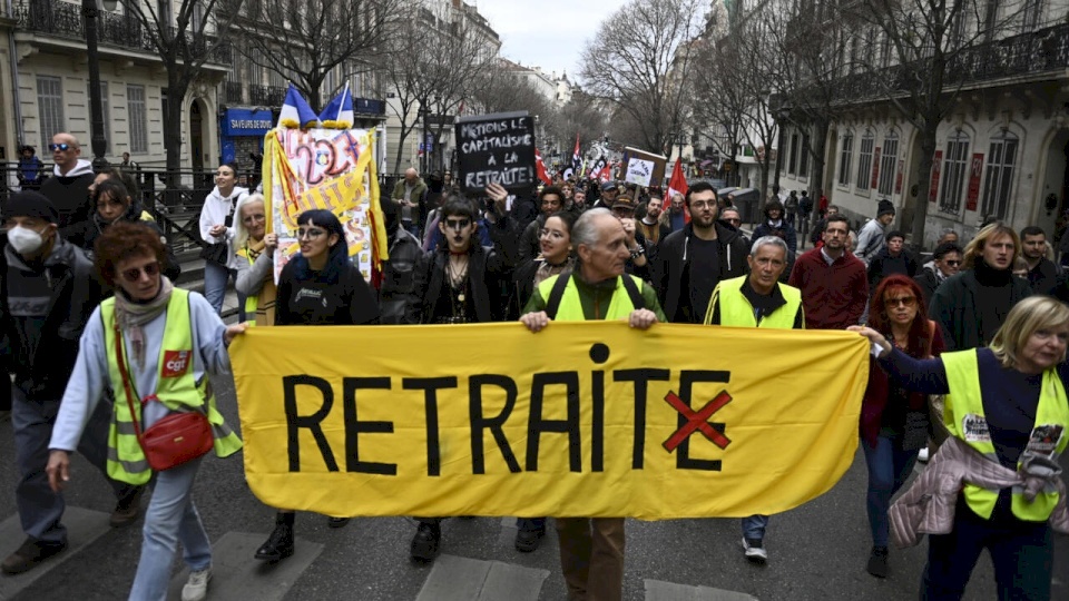 تظاهرات جديدة في فرنسا عشية تصويت على حجب الثقة عن الحكومة