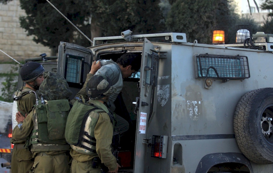 قوات الاحتلال تعتقل شابًا مقدسيًا بعد الاعتداء عليه