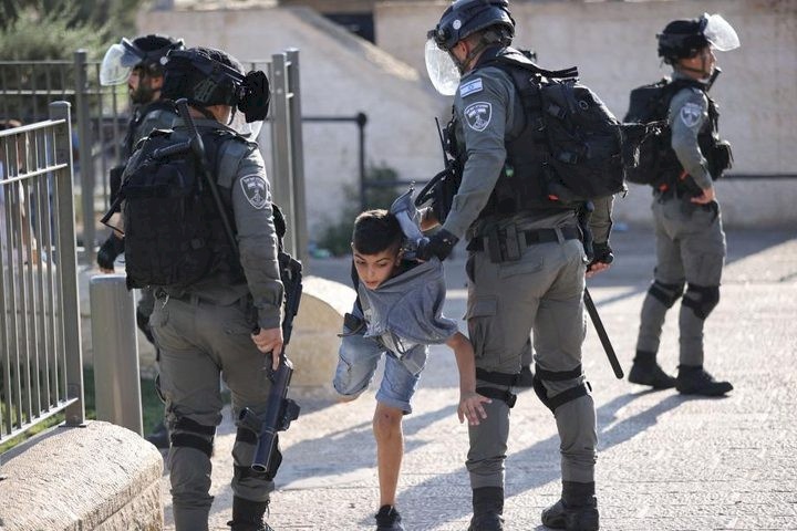 الاحتلال يعتقل طفلة جنوب الخليل