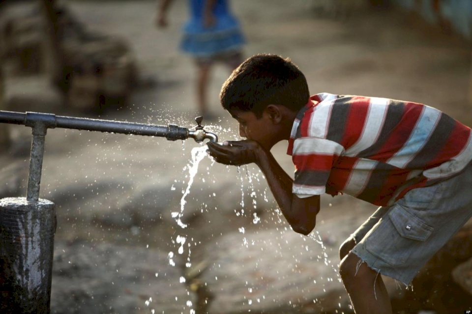 معدل استهلاك الفلسطينيين للمياه أقل من الموصى به عالمياً وفي تناقص! 