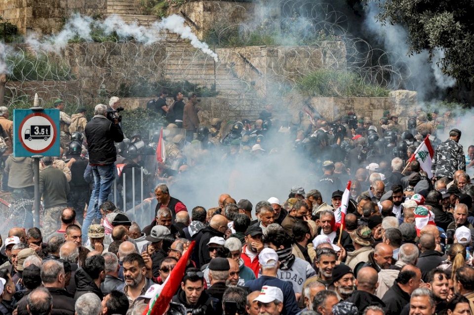 قوات الأمن تفرّق لبنانيين يحتجون على تدهور ظروف المعيشة بالغاز المسيّل للدموع