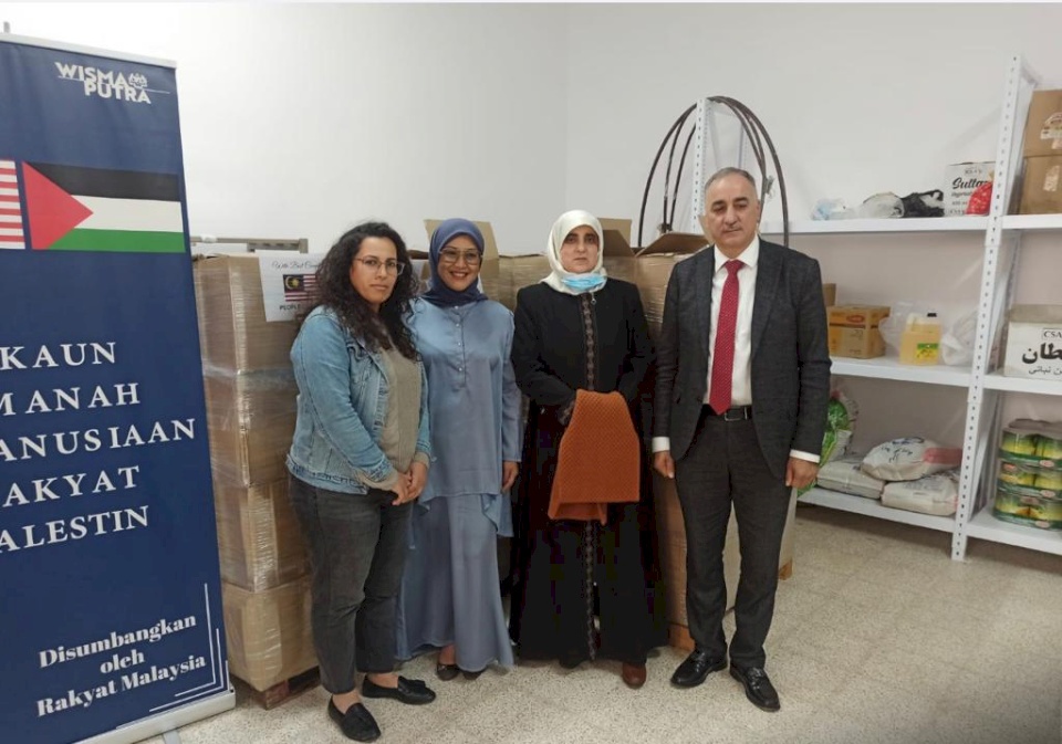 وفد ماليزي يقدم 600 طرد غذائي لقرى شمال غرب القدس بمناسبة شهر رمضان
