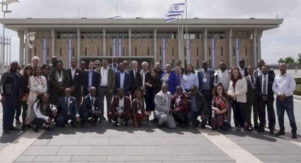 وفد خليجي إفريقي يصل إلى إسرائيل للمشاركة في مؤتمر مشترك